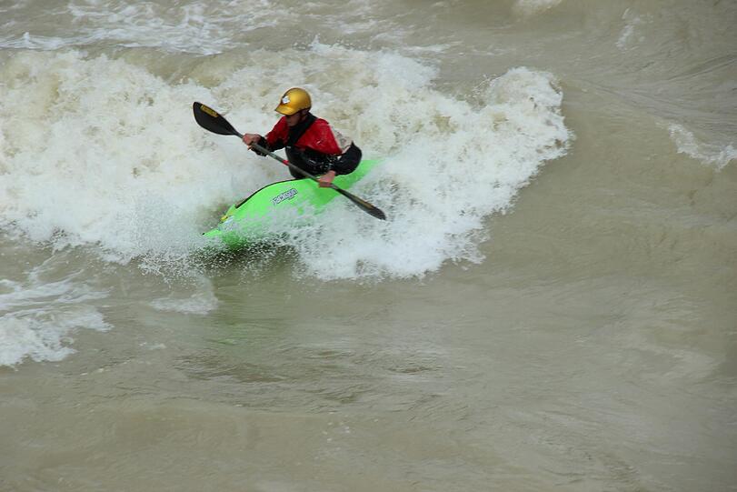 Hochwasser für die einen, perfekte Wellen für die anderen. Waghalsig tummeln sich Sportler in der Isar.