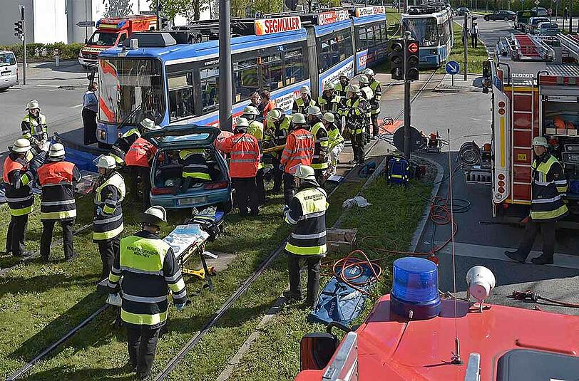 Bilder vom Verkehrsunfall in der Cosimastraße. Eine Tram kolliderte mit einem Pkw.