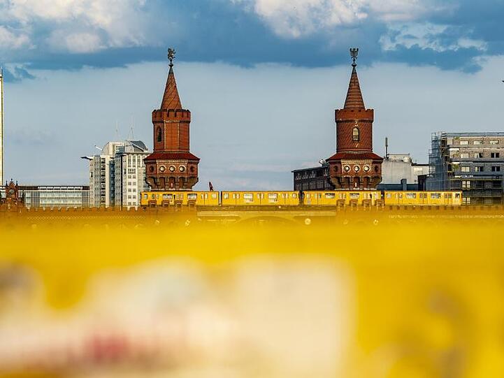 Wolken hängen über der Oberbaumbrücke in Berlin.
