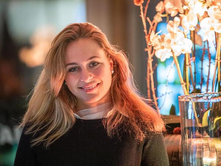 Bei Rennfahrerin Sophia Flörsch deutet nach dem Crash in Macau nur noch ein Pflaster am Hals auf die schwere Verletzung hin.