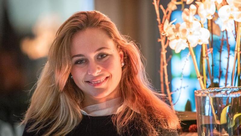 Bei Rennfahrerin Sophia Flörsch deutet nach dem Crash in Macau nur noch ein Pflaster am Hals auf die schwere Verletzung hin. Bei Rennfahrerin Sophia Flörsch deutet nach dem Crash in Macau nur noch ein Pflaster am Hals auf die schwere Verletzung hin.