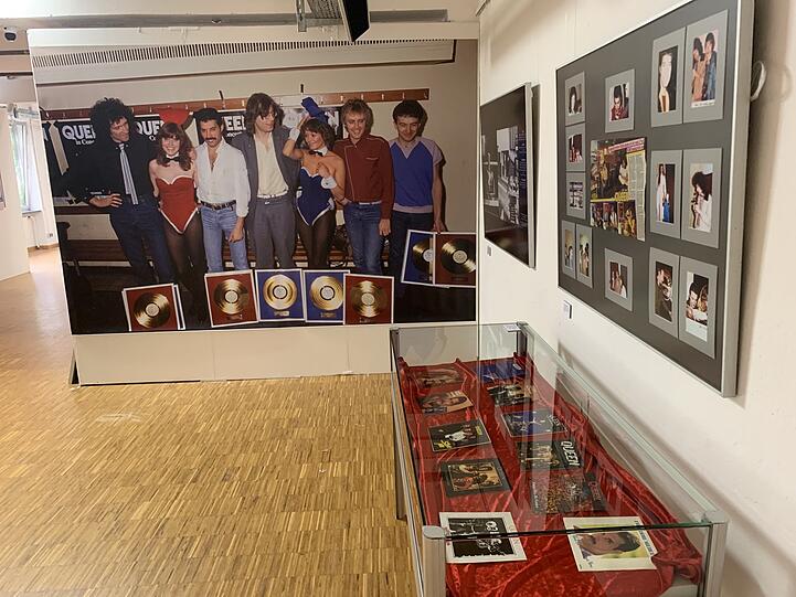 Unzählige Fotos, Plattencover, goldene Schallplatten und Plakate.
