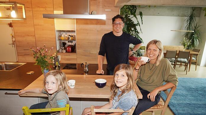 Mascha Steyer (37, r.) und ihr Mann Matteo Carrara (40) sind mit ihren Kindern Maxim (8, r.) und Dario (6, l.) in eine Genossenschaftswohnung gezogen.
