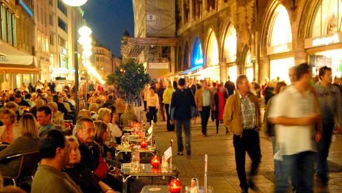 Lichterglanz erhöht Einkaufslust: Mehrere hundert Geschäfte und Kaufhäuser in der Innenstadt haben bis Mitternacht geöffnet. Denn: &bdquo;Nach acht ist das Shoppingfeeling viel cooler.&ldquo;