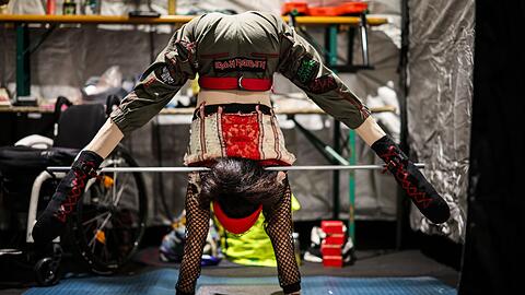 Die Aluminiumstange stabilisiert die F&uuml;&szlig;e und gibt der gel&auml;hmten Artistin Orientierung.