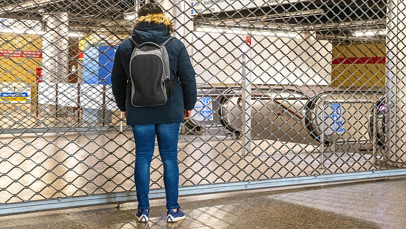 Warnstreik im Nahverkehr im M&auml;rz 2023: Ein frustrierter Fahrgast steht am gesperrten U-Bahnhof Neuperlach Zentrum.