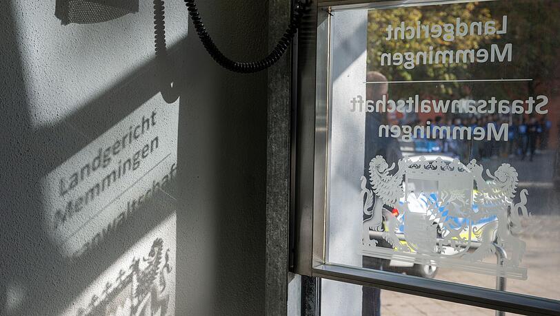 Die Staatsanwaltschaft in Memmingen ermittelt gegen Mitarbeiter einer großen Behinderteneinrichtung. (Symbolbild) Die Staatsanwaltschaft in Memmingen ermittelt gegen Mitarbeiter einer großen Behinderteneinrichtung. (Symbolbild)
