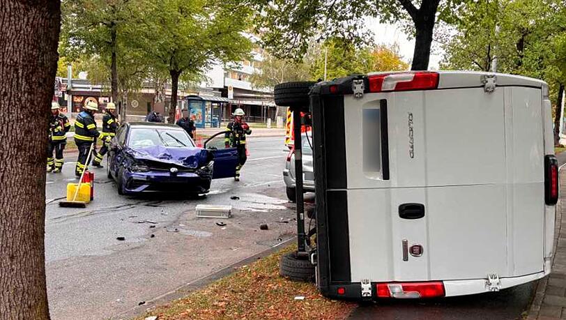 Die Feuerwehr München im Einsatz bei einem Verkehrsunfall in der Lassallestraße. Die Feuerwehr München im Einsatz bei einem Verkehrsunfall in der Lassallestraße.