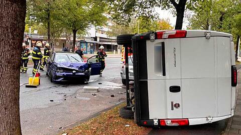 Die Feuerwehr M&uuml;nchen im Einsatz bei einem Verkehrsunfall in der Lassallestra&szlig;e.