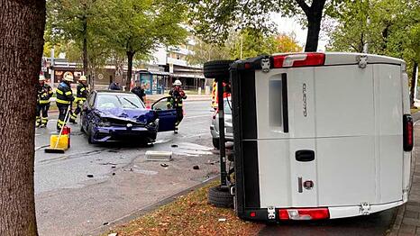 Die Feuerwehr M&uuml;nchen im Einsatz bei einem Verkehrsunfall in der Lassallestra&szlig;e.