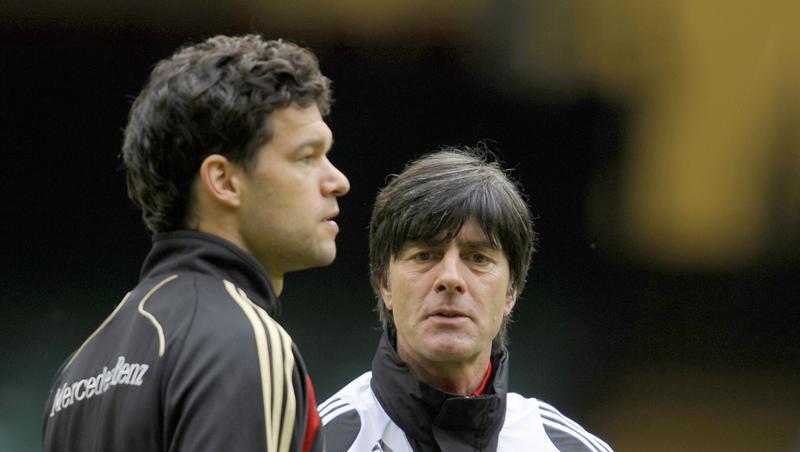 Muss gegen die Elfenbeinküsste passen: Nationalmannschafts-Kapitän Michael Ballack, hier mit Bundestrainer Löw,  laboriert an einer Reizung der Kniefalte.