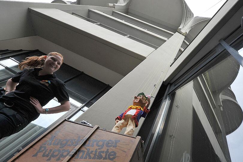Am höchsten bespielte Marionette der Welt? Von einem Hotelturm in Augsburg aus ließ die Augsburger Puppenkiste eine Kasper-Marionette tanzen - aus einer Höhe von fast 100 Metern. Insgesamt hing die Figur an 900 Meter Faden.