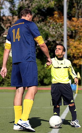 &bdquo;Oft muss ich mehr laufen, damit ich einen guten Blickwinkel auf's Spielgeschehen haben kann&ldquo;, beschrieb Yazirlioglu das Besondere. Warum es bisher noch nicht mit einer höheren Liga geklappt hat, kann sich der Schiedsrichter kaum erklären: &bdquo;Ich kann trotz meiner Größe durch meine Persönlichkeit Autorität und Präsenz ausstrahlen.&ldquo; Die unschönen Seiten seines Hobbys kennt auch Yazirlioglu. &bdquo;Gerade in den unteren Ligen ist es zum Teil schon sehr heftig, was man zu hören bekommt.&ldquo;