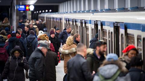 Ab Montag fahren die U-Bahnlinien U1 und U2 abends seltener und teilweise von anderen Bahnsteigen ab. (Symbolbild)