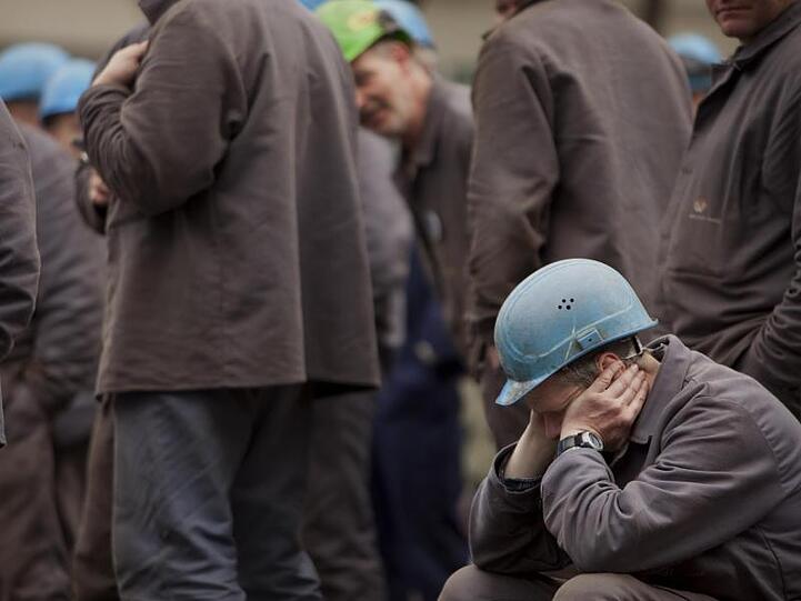 Nachdenklich: Arbeiter auf einem Werftgelände zwischen seinen Kollegen. Der Deutsche Industrie- und Handelskammertag sieht die Konjunktur auf Talfahrt.