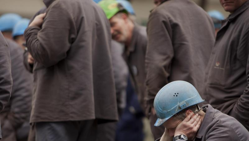 Nachdenklich: Arbeiter auf einem Werftgelände zwischen seinen Kollegen. Der Deutsche Industrie- und Handelskammertag sieht die Konjunktur auf Talfahrt. Nachdenklich: Arbeiter auf einem Werftgelände zwischen seinen Kollegen. Der Deutsche Industrie- und Handelskammertag sieht die Konjunktur auf Talfahrt.