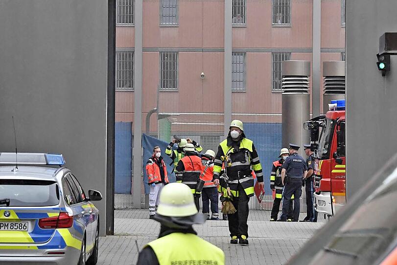 Den Zellenbrand in der JVA Stadelheim  musste die Feuerwehr  unter Atemschutz löschen.