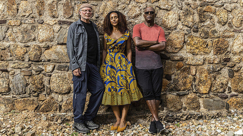 Regisseur Simcha Jacobovici (l.) mit den Stars seines Films Afua Hirsch und Samuel L. Jackson.