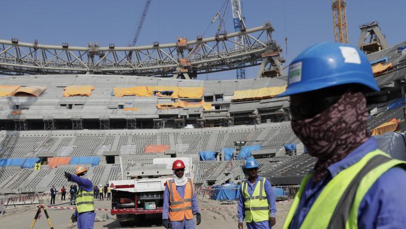 Ein Jahr vor Beginn der Fußball-WM in Katar sieht Amnesty International noch immer weit verbreitete Verstöße gegen die Rechte von Arbeitsmigranten.
