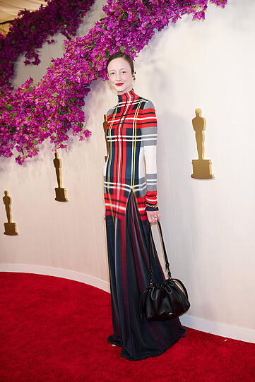 Andrea Riseborough: In ihrem körpernahen Tartan-Kleid ist die Britin definitiv ein Eyecatcher. Modern und cool. Kleiner Fauxpas ist allerdings die zu große Tasche.