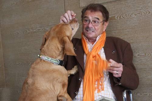 Reinhard K. und sein Hund "Gipsy" - der einzige "Luxus", den er sich gönnt.