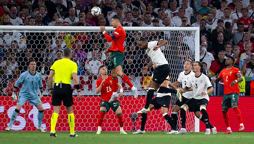 Cristiano Ronaldo (M) imponiert auch im Alter von 40 Jahren noch.
