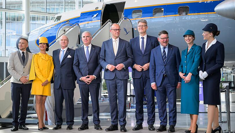 Gruppenbild mit Kanzler: Merz (Mitte) besucht die Lufthansa zum Jubil&auml;um.