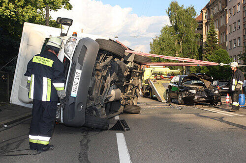 Weil der Fahrer kurz nicht aufpasste, wurde sein Lkw umgelegt.
