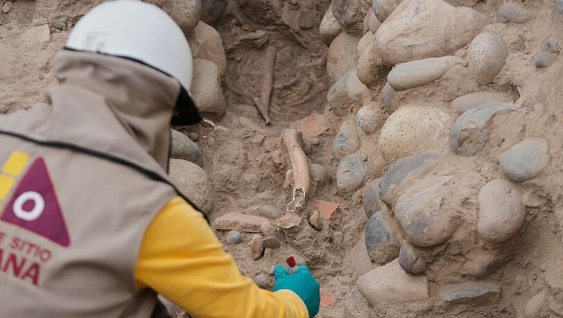 Das Team fand die rund 1.400 Jahre alten Überreste eines vermutlich erwachsenen Mannes. Das Team fand die rund 1.400 Jahre alten Überreste eines vermutlich erwachsenen Mannes.