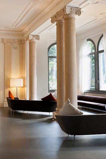 Die Bayern residieren heuer erstmals im gerade erst nach langer Renovierungsphase wieder eröffneten Lido Palace, das selbstredend ein Hotel der Fünfsterne-Kategorie ist. Alle 42 Zimmer und Suiten der schlossähnlichen Anlage (Zimmerpreis normalerweise ab 396 Euro die Nacht, die Honeymoon-Suite kostet knapp 1000 Euro pro Nacht und Person) direkt am See sind für die Spieler, Trainer und Betreuer geblockt. Das im 19. Jahrhundert erbaute Gebäude war einst das erste Haus am Ort und ist es wieder. Gäste sind weder erwünscht noch zugelassen. Die Medien- und Fantermine finden im &bdquo;Hotel Du Lac et du Parc&ldquo; statt, in dem die Bayern die letzten zwei Jahre residierten.