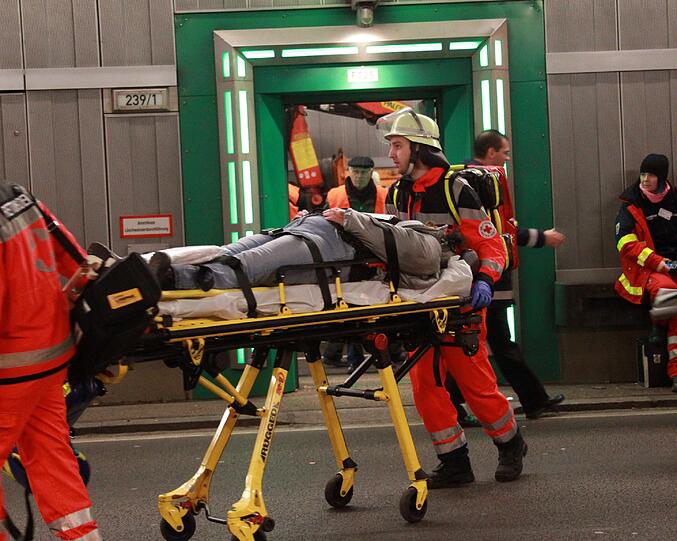 Ein schwerer Autounfall im Tunnel, klaffende Wunden, schreiende Verletzte: Rettungskräfte haben den Ernstfall im Richard-Strauss-Tunnel geprobt. Die AZ war dabei und hat den großen Übungseinsatz verfolgt.