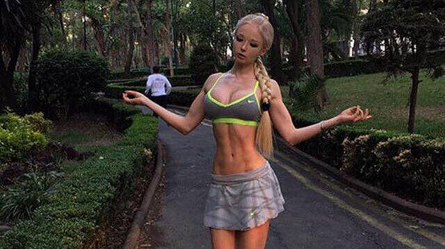 Valeria Lukyanova im knappen Sport-Dress.