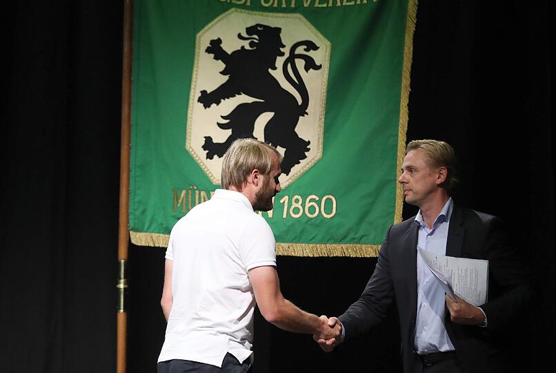 Die Bilder von der Mitgliederversammlung der Münchner Löwen im Zenith.