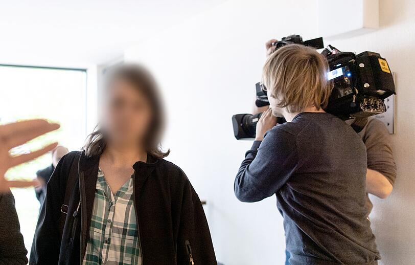 Maria kommt in den Gerichtssaal.