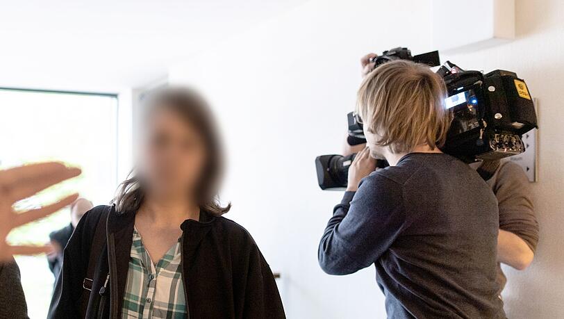 Maria kommt in den Gerichtssaal. Maria kommt in den Gerichtssaal.