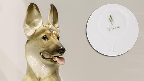 Eine Schäferhund-Figur der Porzellan Manufaktur Allach (PMA) ist im Stadtmuseum München zu sehen.