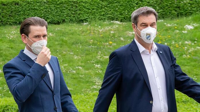 Markus Söder (r, CSU), Ministerpräsident von Bayern, geht mit Sebastian Kurz, Bundeskanzler von Österreich, nach einer gemeinsamen Pressekonferenz durch den Hofgarten der bayerischen Staatskanzlei.