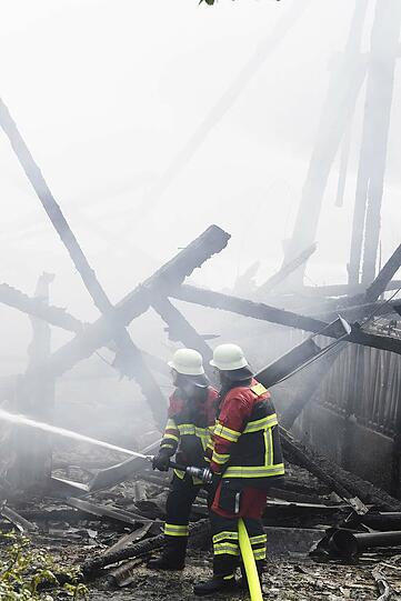 Etwa zehn Feuerwehren aus den Landkreisen Tölz, Starnberg und Weilheim bekämpften den Großbrand in der Nähe des Ostufers vom Starnberger See.