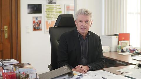 Dieter Reiter kurz vor den Feiertagen an seinem Schreibtisch im Rathaus.