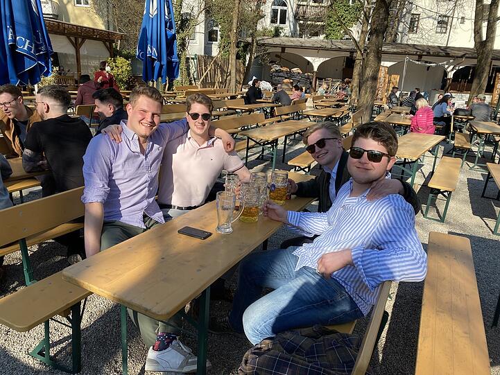 Stadtführung mal anders: Die Studenten Felix Barkhoff (20), Julian Fröhlich (23), Christoph Koch (20) und Luis Vaubel (19) testen Biergärten, hier den am Chinesischen Turm.