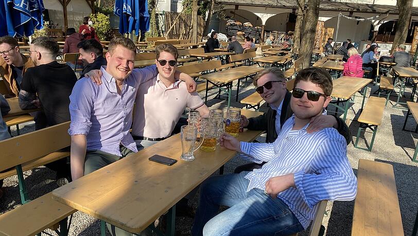 Stadtführung mal anders: Die Studenten Felix Barkhoff (20), Julian Fröhlich (23), Christoph Koch (20) und Luis Vaubel (19) testen Biergärten, hier den am Chinesischen Turm. Stadtführung mal anders: Die Studenten Felix Barkhoff (20), Julian Fröhlich (23), Christoph Koch (20) und Luis Vaubel (19) testen Biergärten, hier den am Chinesischen Turm.