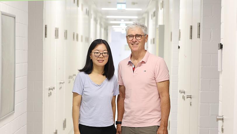 Die Wissenschaftlerin Wenyu Ding mit Rüdiger Klein, Direktor für Biologische Intelligenz am Max-Planck-Institut.