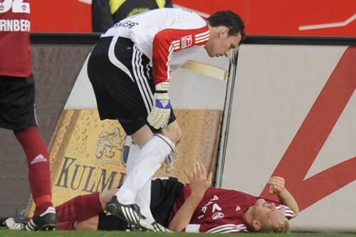 Sekunden nach dem verhängnisvollen Sturz: ClubTorhüter Raphael Schäfer beugt sich besorgt über den sich am Boden krümmenden Andreas Wolf.