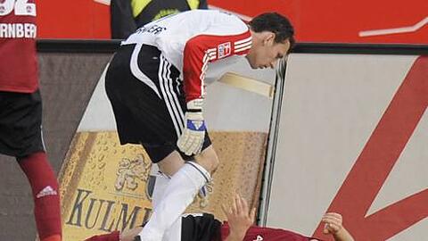 Sekunden nach dem verhängnisvollen Sturz: ClubTorhüter Raphael Schäfer beugt sich besorgt über den sich am Boden krümmenden Andreas Wolf.