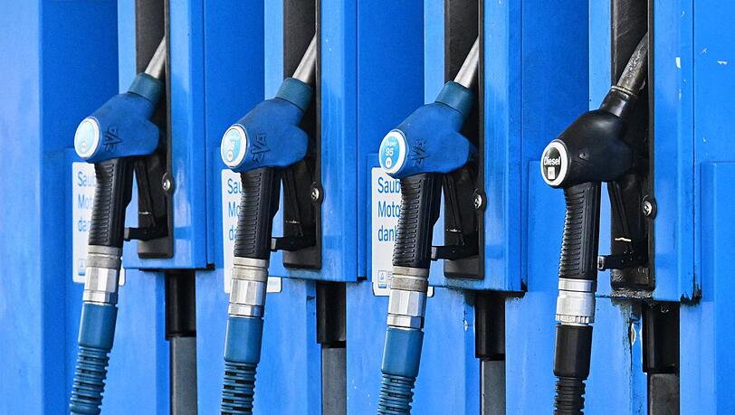 Der dritte Tankrabatt nach 2022 und den Monaten Mai und Juni soll die Preise an den Zapfsäulen drücken. (Archivbild) Der dritte Tankrabatt nach 2022 und den Monaten Mai und Juni soll die Preise an den Zapfsäulen drücken. (Archivbild)