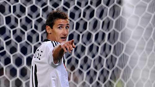 Zeigte der DFB-Elf nach der Pause die Richtung an: Miroslav Klose Zeigte der DFB-Elf nach der Pause die Richtung an: Miroslav Klose