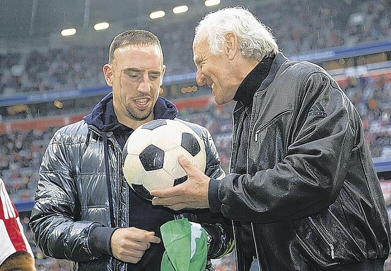 Schau her, Bua, unsere Bälle waren noch aus echtem Leder: Bayerns Legende Bulle Roth (r.) mit Franck Ribéry. Foto: Rauchensteiner/Augenklick
