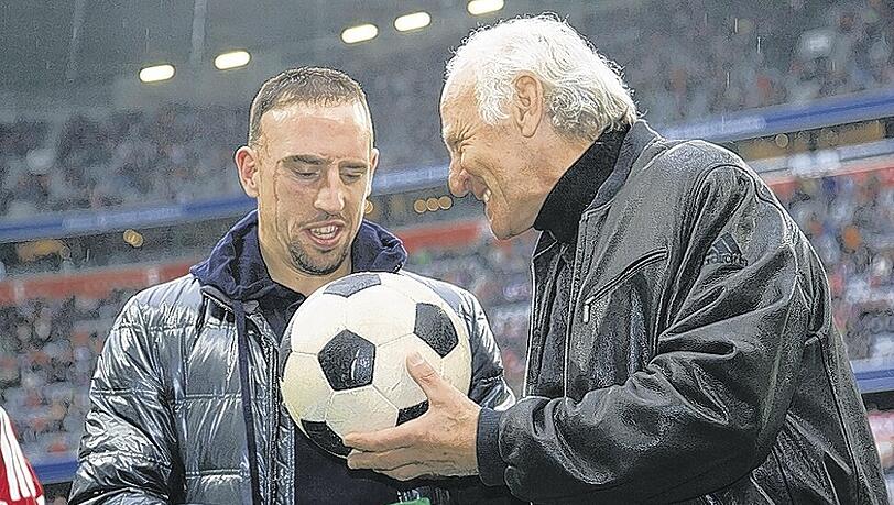 Schau her, Bua, unsere Bälle waren noch aus echtem Leder: Bayerns Legende Bulle Roth (r.) mit Franck Ribéry. Foto: Rauchensteiner/Augenklick Schau her, Bua, unsere Bälle waren noch aus echtem Leder: Bayerns Legende Bulle Roth (r.) mit Franck Ribéry. Foto: Rauchensteiner/Augenklick
