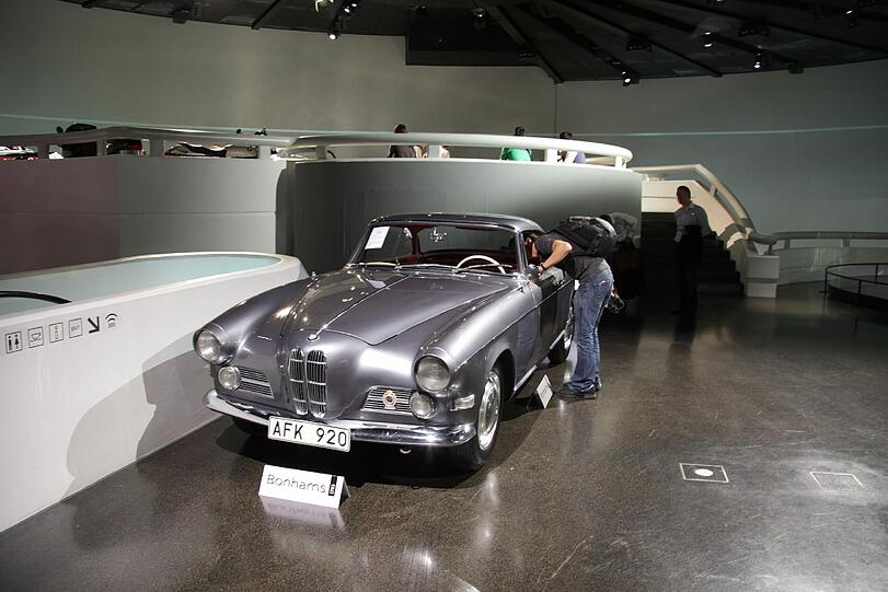 So viele schöne Autos und Motorräder: Das überwiegend männliche Publikum, das ins BMW-Museum gekommen ist, staunt andächtig.
