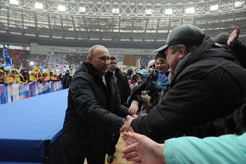 Zehntausende demonstrieren in Moskau für Putin: Bei den Wahlen am 4. März will er sich für eine dritte Amtszeit zum Präsidenten wählen lassen. Zwar bestehen kaum Zweifel an seinem Wahlsieg, doch erstmals seit seinem Aufstieg an die Staatsspitze im Jahr 2000 sieht er sich seit einigen Monaten mit einer breiten Oppositionsbewegung konfrontiert.